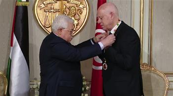   محمود عباس يمنح قيس سعيد القلادة الكبرى لدولة فلسطين
