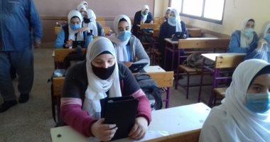 طلاب أولى ثانوى يؤدون الامتحان فى 3 مواد اليوم