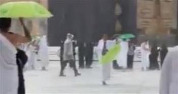   فيديو وصور.. هطول أمطار غزيرة على ساحات المسجد الحرام