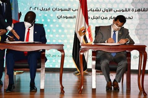 وزير الشباب ونظيره بجنوب السودان يوقعان بروتوكول تعاون مشترك بين البلدين