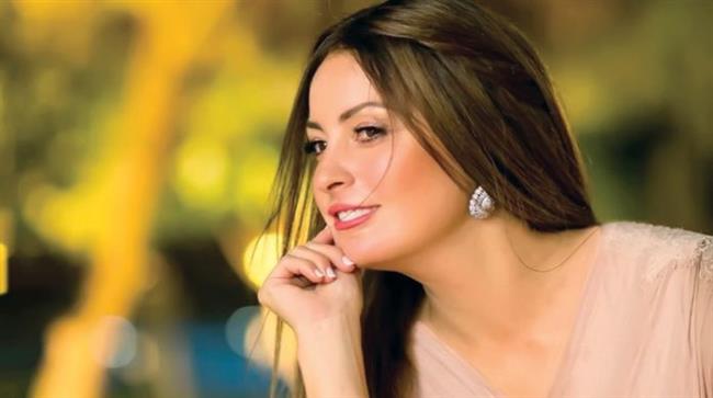 بأزياء عربية غريبة ومتنوعة.. شاهد نرمين الفقى