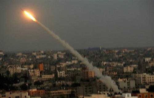 المقاومة الفلسطينية تطلق وابلًا من الصواريخ ردا على التصعيد الإسرائيلى