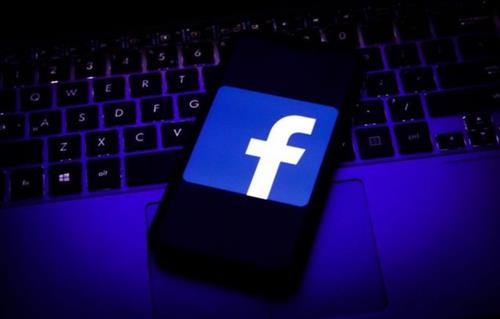 هيئة ألمانية تأمر «فيسبوك» بتعليق استخدام بيانات عبر «واتس آب»