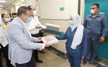 محافـظ المنوفية يقدم كعك العيد لمصابي كورونا بمستشفى الباجور