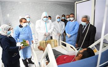 محافظ قنا يزور مستشفيات العزل لتهنئة مرضى كرونا بمناسبة عيد الفطر