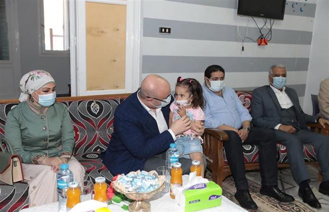 محافظ بني سويف يعيد على الأطفال الأيتام ويتفقد أحوالهم في عيد الفطر