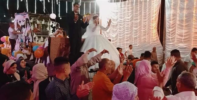 بناء على رغبة العروس.. زفاف على «لودر» في المحله (صور )