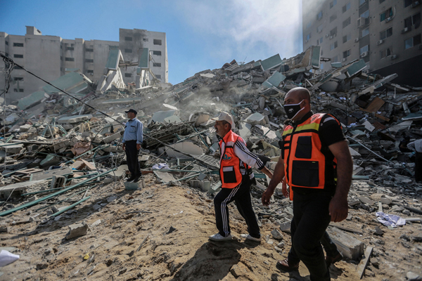 إسرائيل تشن غارات على غزة وتستهدف برجاً سكنياً