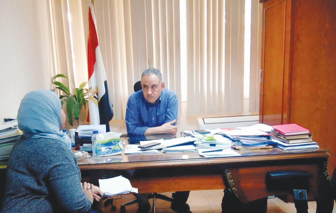 خالد عبد الفتاح أثناء حواره مع محررة أكتوبر