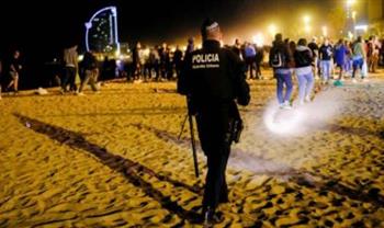   بعد رفع القيود.. الشرطة الإسبانية تفرق التجمعات فى برشلونة