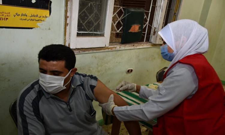 «الصحة» في الوادي الجديد : توافد المواطنين على مراكز التطعيم ضد كورونا