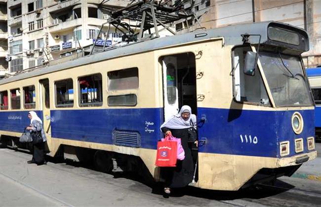 مراهقون يعترضون ترام الرمل تثير غضب الإسكندرانية