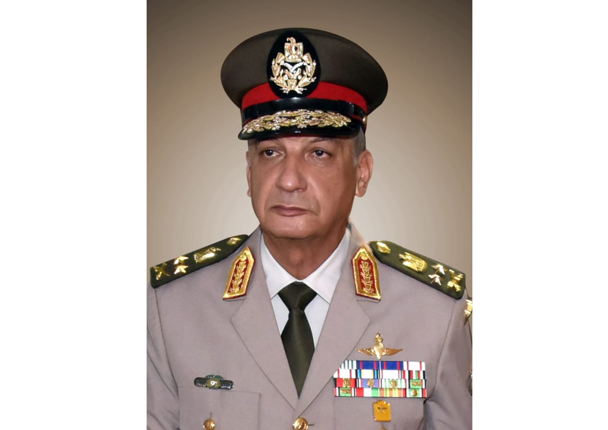 وزير الدفاع يغادر إلى قبرص في زيارة رسمية