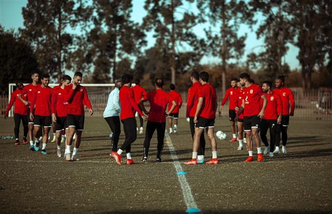 طاقم السفارة المصرية بجنوب إفريقيا يؤازر الأهلي في المران
