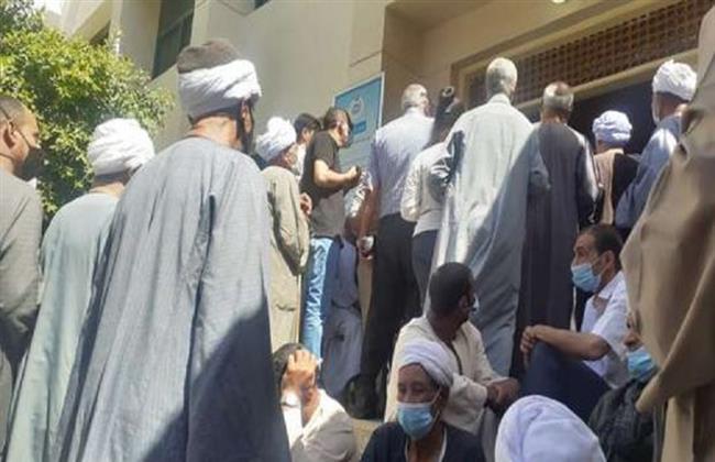 إقبال كبير من المواطنين علي لقاح كورونا  بقنا