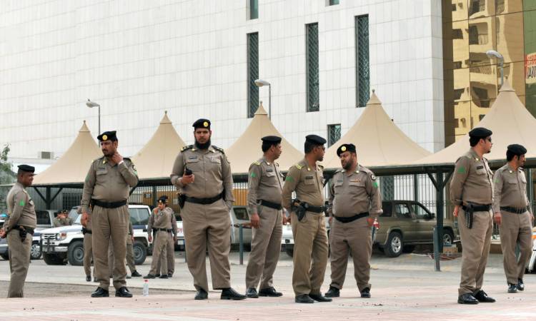 السلطات السعودية تلقى القبض على شخص حاول اعتلاء منبر الحرم المكي