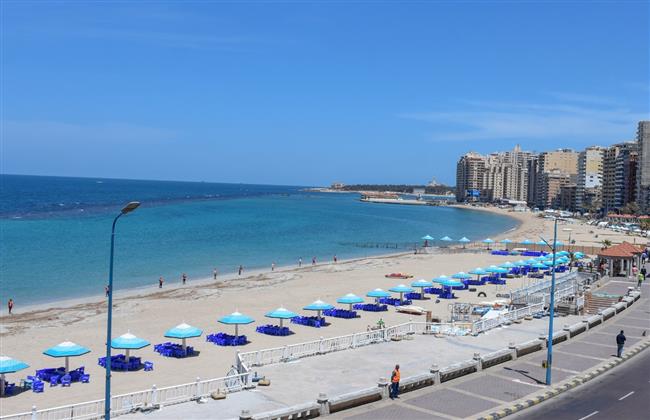 محافظ الإسكندرية: شاطىء المندره المجانى هدية  للإسكندرانية يستقبل رواده خلال ساعات 