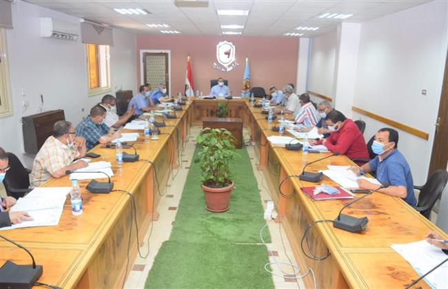 مستجدات المشروعات الإنشائية على مائدة رئيس جامعة سوهاج