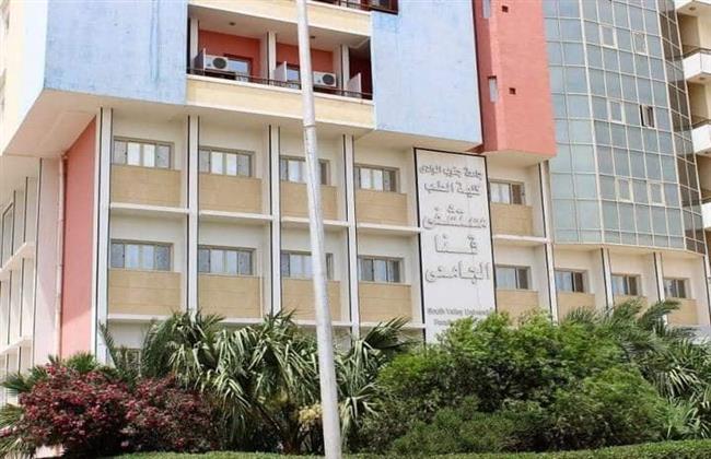  «إللي أهله يرموه احنا أهله» رئيس جامعة جنوب الوادى يعيد مريض إلى المستشفى بعد أن تركته أسرته فى الشارع