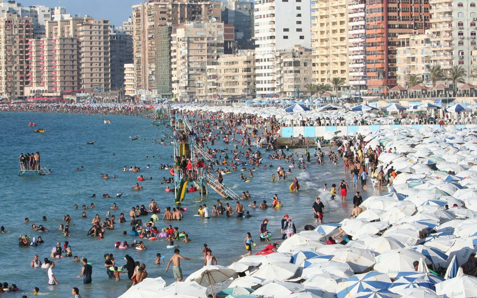 الإسكندرية : شاطئ المندرة  يستقبل المصطافين بعد قرار إعادة الفتح