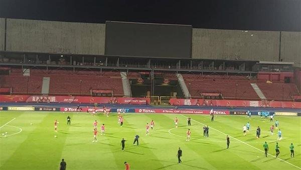لاعبو الأهلي وصن داونز يجرون عمليات الإحماء قبل انطلاق المباراة
