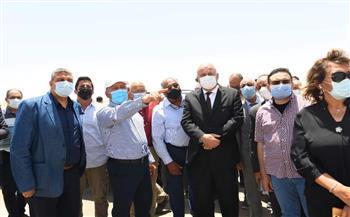 وزير النقل ومحافظ قنا يتفقدان محور الشهيد باسم فكرى قبل افتتاحه 