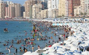   الإسكندرية : شاطئ المندرة  يستقبل المصطافين بعد قرار إعادة الفتح
