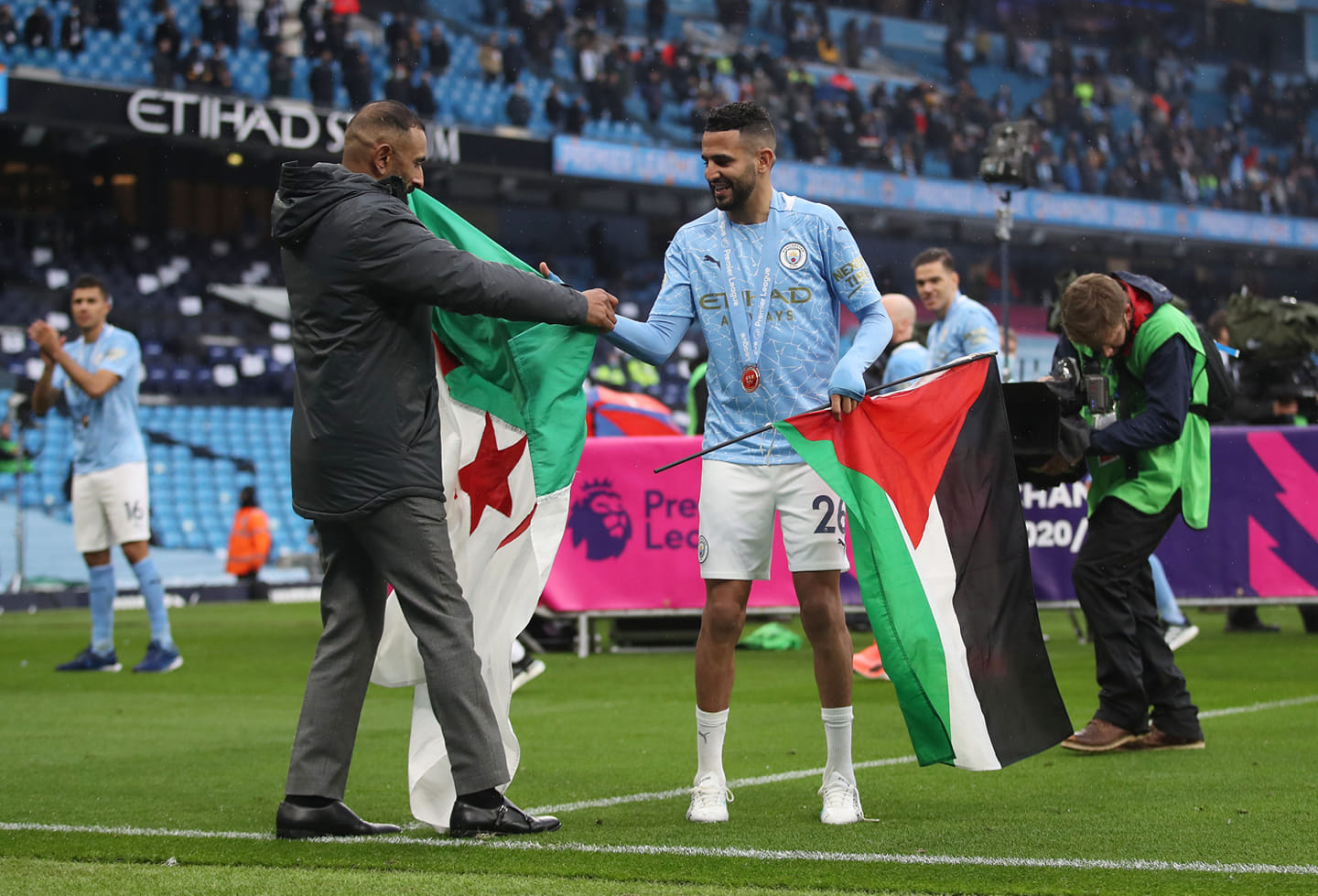 رياض محرز يحمل علم فلسطين أثناء التتويج بالدورى الانجليزى