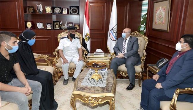 محافظ بني سويف يستقبل أسرة الشهيد مجند «محمد حسين» ابن ببا 