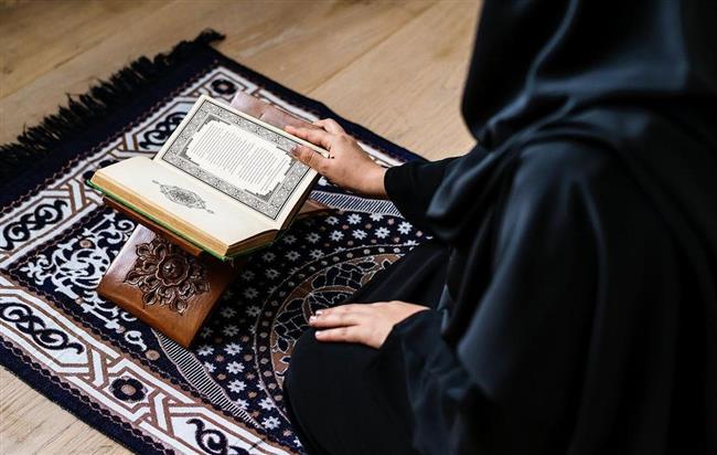 ما كفارة مسك المصحف لمن كانت حائضا؟.. الإفتاء تجيب