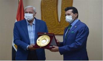  أهداهم درع الوزارة.. وزير الشباب يكرّم لجنة الزمالك السابقة