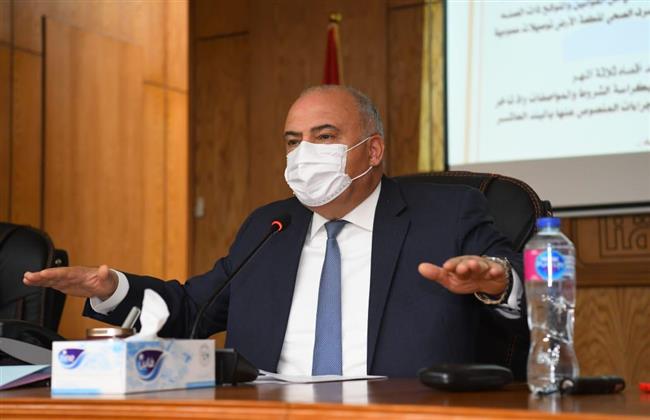 محافظ قنا يناقش بنود التعاقد مع الجمعيات المستفيدة من أراضي مدينة الأمل