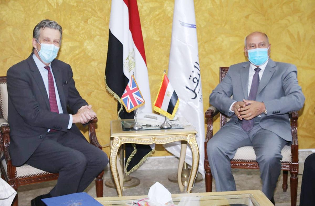 وزير النقل يجتمع مع السفير البريطاني في مصر لمناقشة التعاون في مشروعات السكك الحديدية