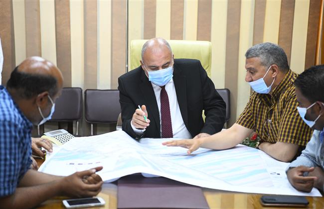 محافظ قنا يناقش آخر مستجدات الرسومات الهندسية لكوبري الرياح
