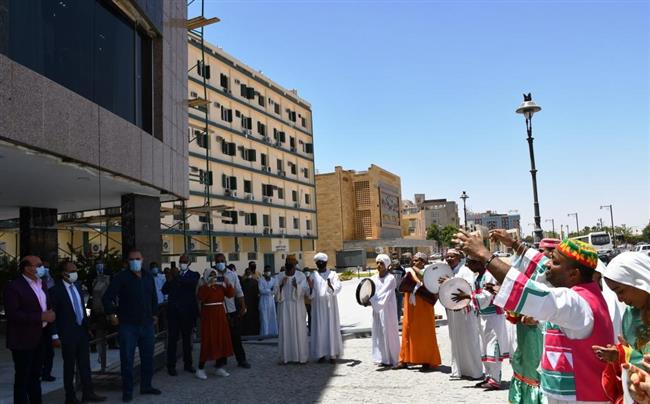 محافظ أسوان يدشن سيارات الميكروباص الجديدة لأهالى خورعواضة 