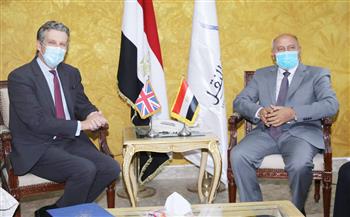  وزير النقل يجتمع مع السفير البريطاني في مصر لمناقشة التعاون في مشروعات السكك الحديدية 
