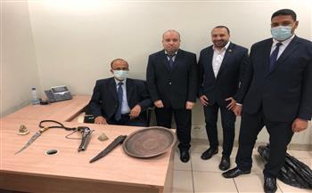 إحباط تهريب خنجر محظور حيازته وطبنجة أثرية بمطار القاهرة