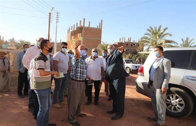 محافظ الوادي الجديد يتفقد أعمال رصف الطرق بمركز الداخلة
