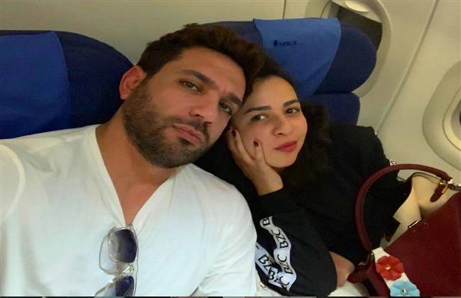 صور| بملابس ملونة.. إيمى وحسن يزوران قبر والدها