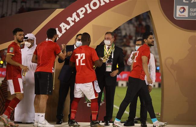 لاعبو الأهلي يهدون ميداليات السوبر الإفريقي إلى الخطيب