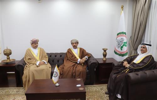 العسومى يشيد بدور عمان في تعزيز العمل العربي المشترك