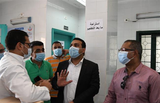 نائب محافظ قنا يتابع سير العمل بمركز تطعيم المواطنين بـ «لقاح كورونا»  بأبوتشت