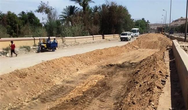  بدء أعمال تطوير ورفع كفاءة مزلقان بهاريف بأسوان