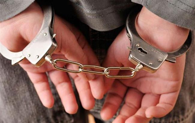 بائع متجول يتعدى على 3 موظفين بـ «مطواة» في قنا