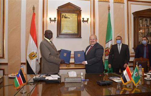 الخشت يوقع مذكرة تفاهم مع رئيس جامعة جون قرنق بجنوب السودان