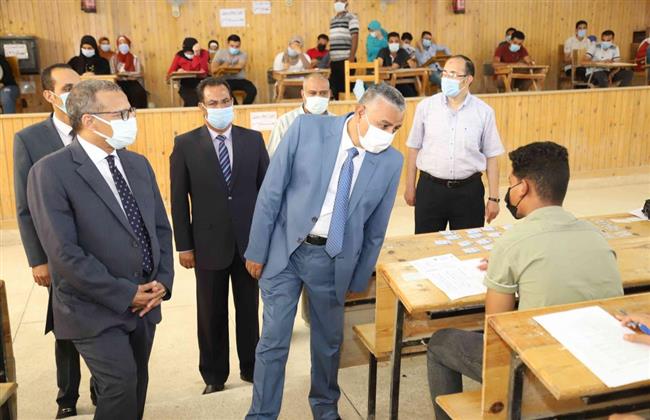 رئيس جامعة جنوب الوادي يواصل تفقد لجان امتحانات نهاية العام