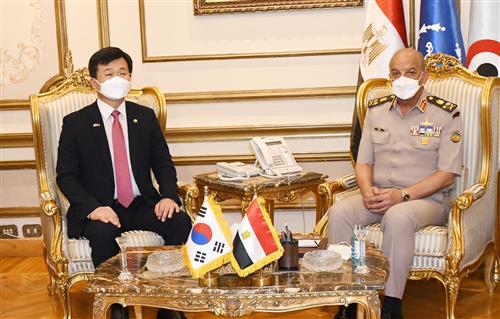 وزير الدفاع يلتقى وزير برنامج إدارة المشتريات الدفاعية الكورى