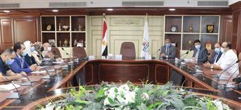 سكرتير عام بني سويف يعقد اجتماعاً مع وفد هيئة التنمية الصناعية