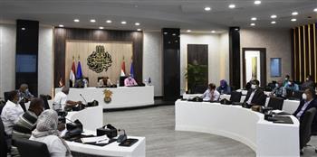 محافظ أسوان: الإلتزام بالتوقيتات الزمنية وتطبيق الضوابط في الطرح والإسناد للحد من الفساد