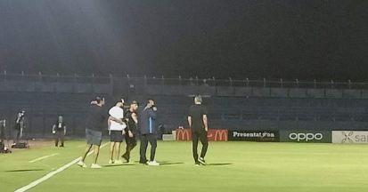 لاعبو الزمالك يتفقدون أرضية ستاد خالد بشارة بالجونة